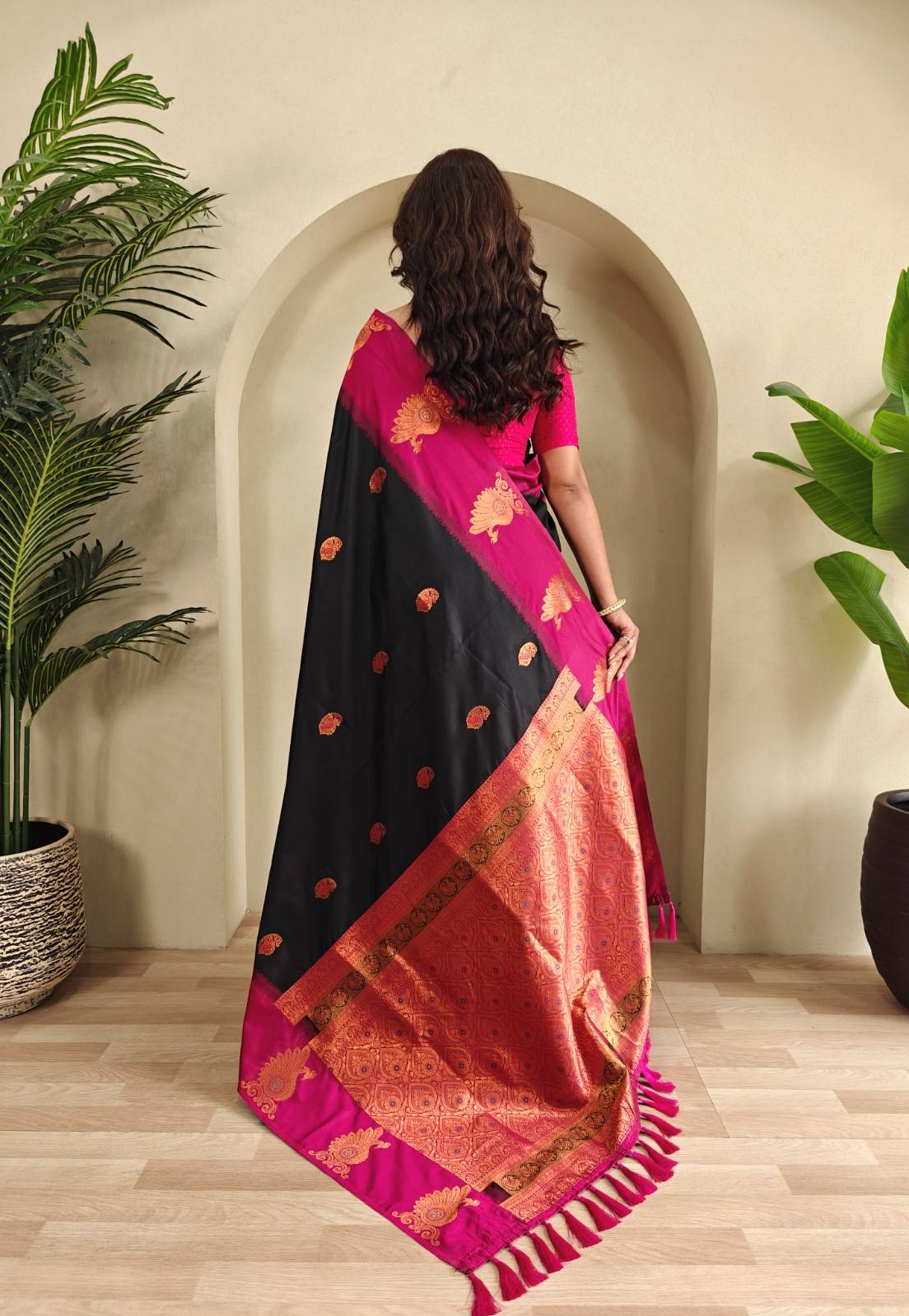 Premium Dual-Tone Silk Saree With Vibrant Contrast Pallu
