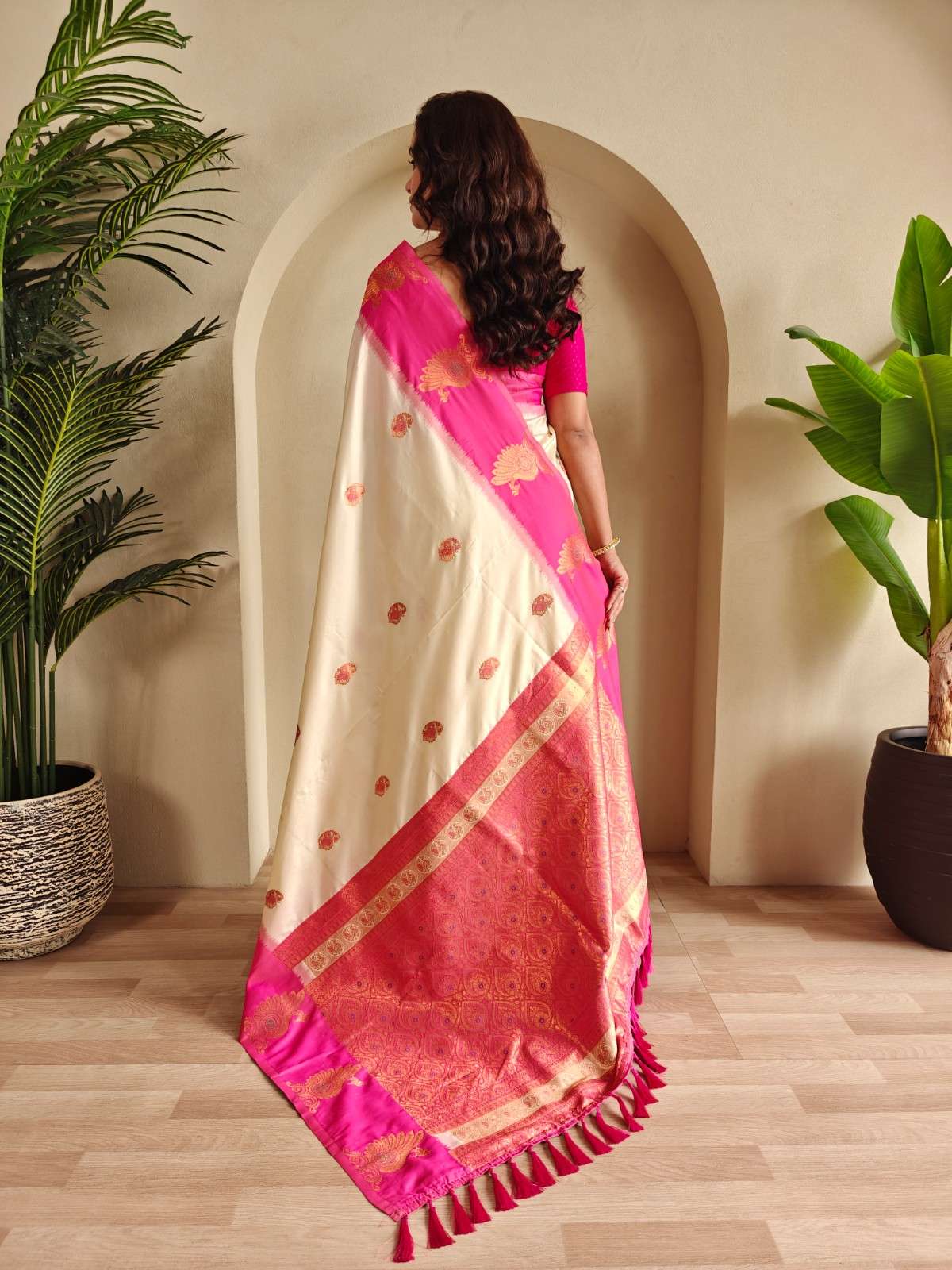 Premium Dual-Tone Silk Saree With Vibrant Contrast Pallu