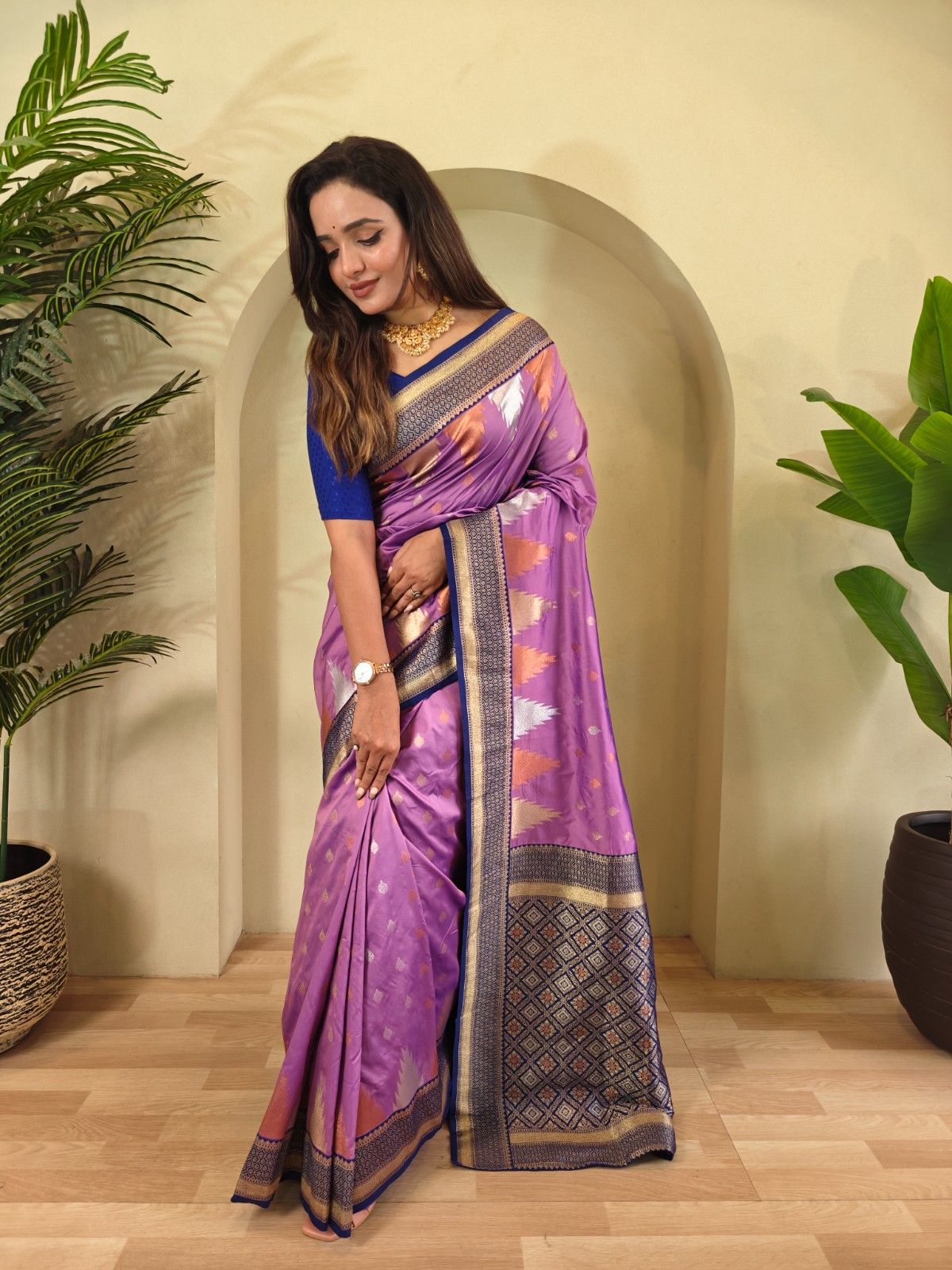 Kanchipuram Silk Saree With  Copper And Silver Zari Work Paired With a Beautifully Detailed Rich Pallu