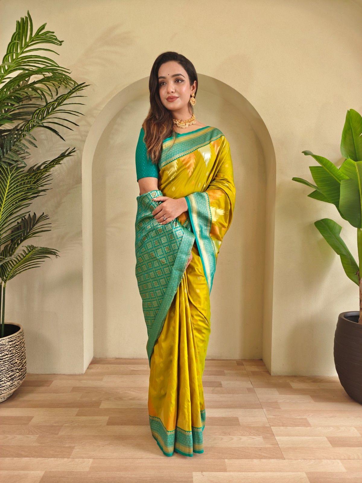 Kanchipuram Silk Saree With  Copper And Silver Zari Work Paired With a Beautifully Detailed Rich Pallu