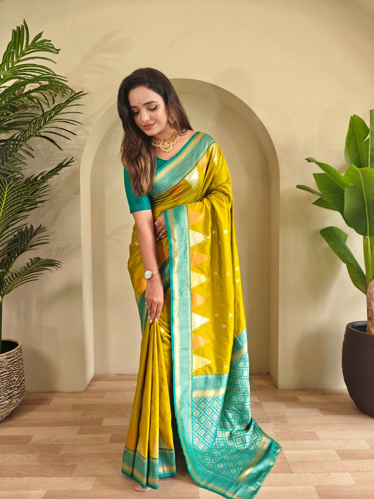 Kanchipuram Silk Saree With  Copper And Silver Zari Work Paired With a Beautifully Detailed Rich Pallu