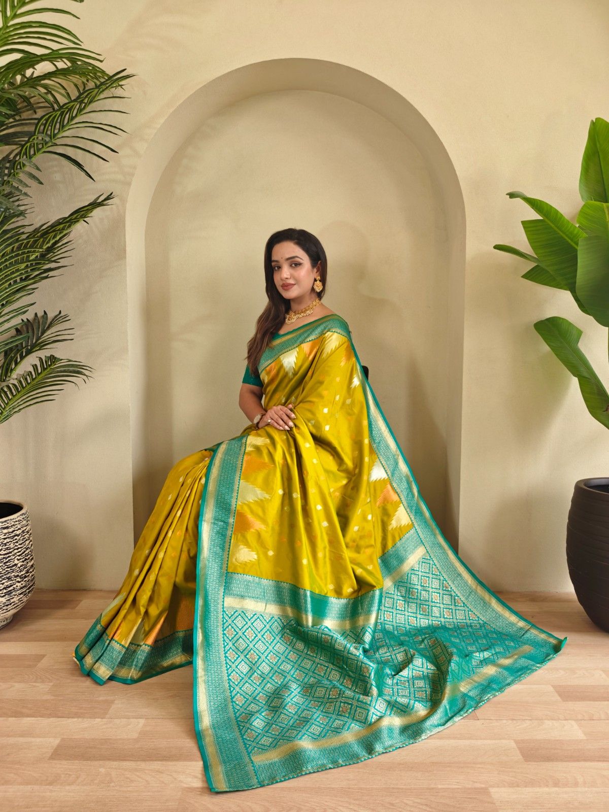 Kanchipuram Silk Saree With  Copper And Silver Zari Work Paired With a Beautifully Detailed Rich Pallu