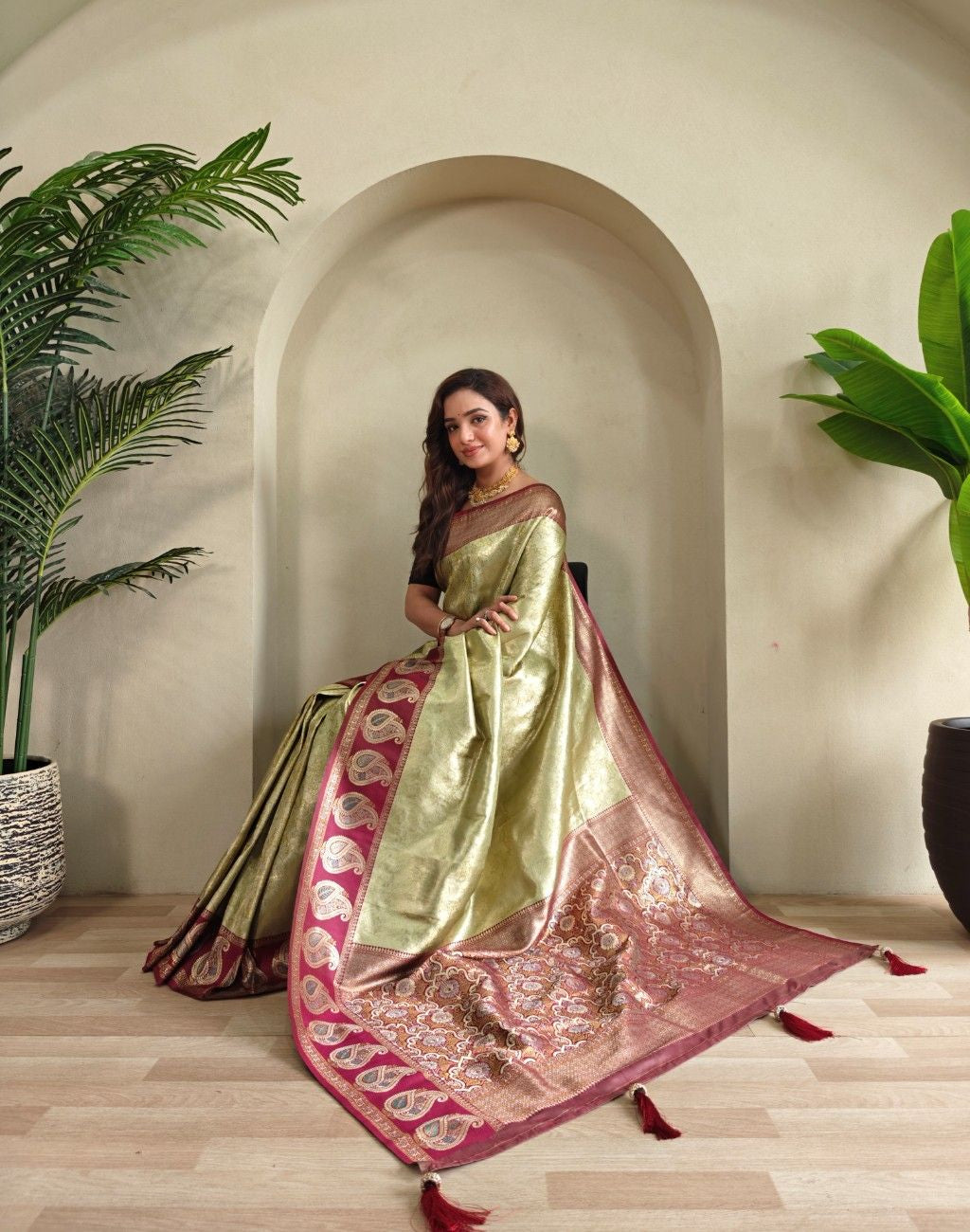 Zari Kanchi Silk Sarees with all-over self-weaving, contrast rich border