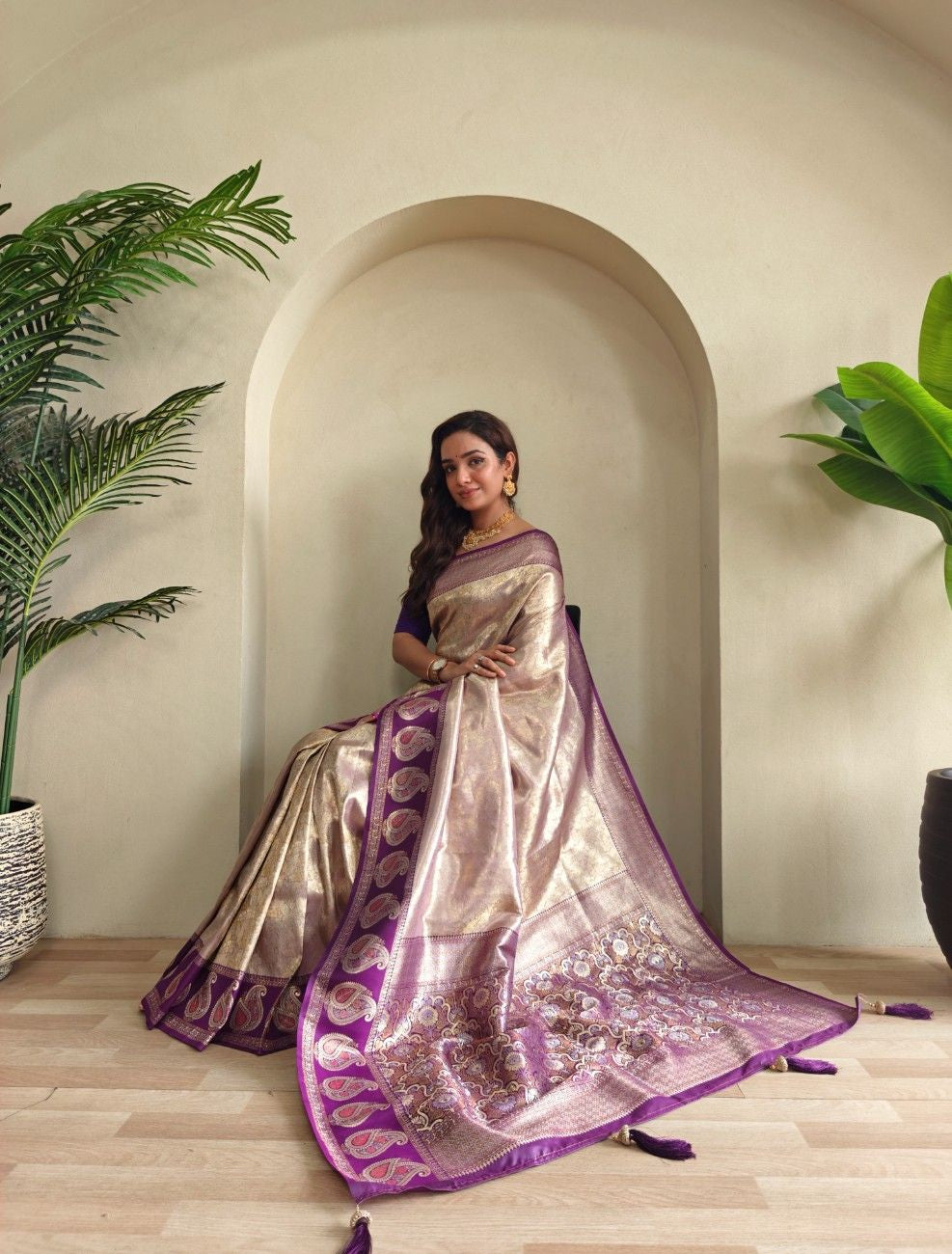 Zari Kanchi Silk Sarees with all-over self-weaving, contrast rich border