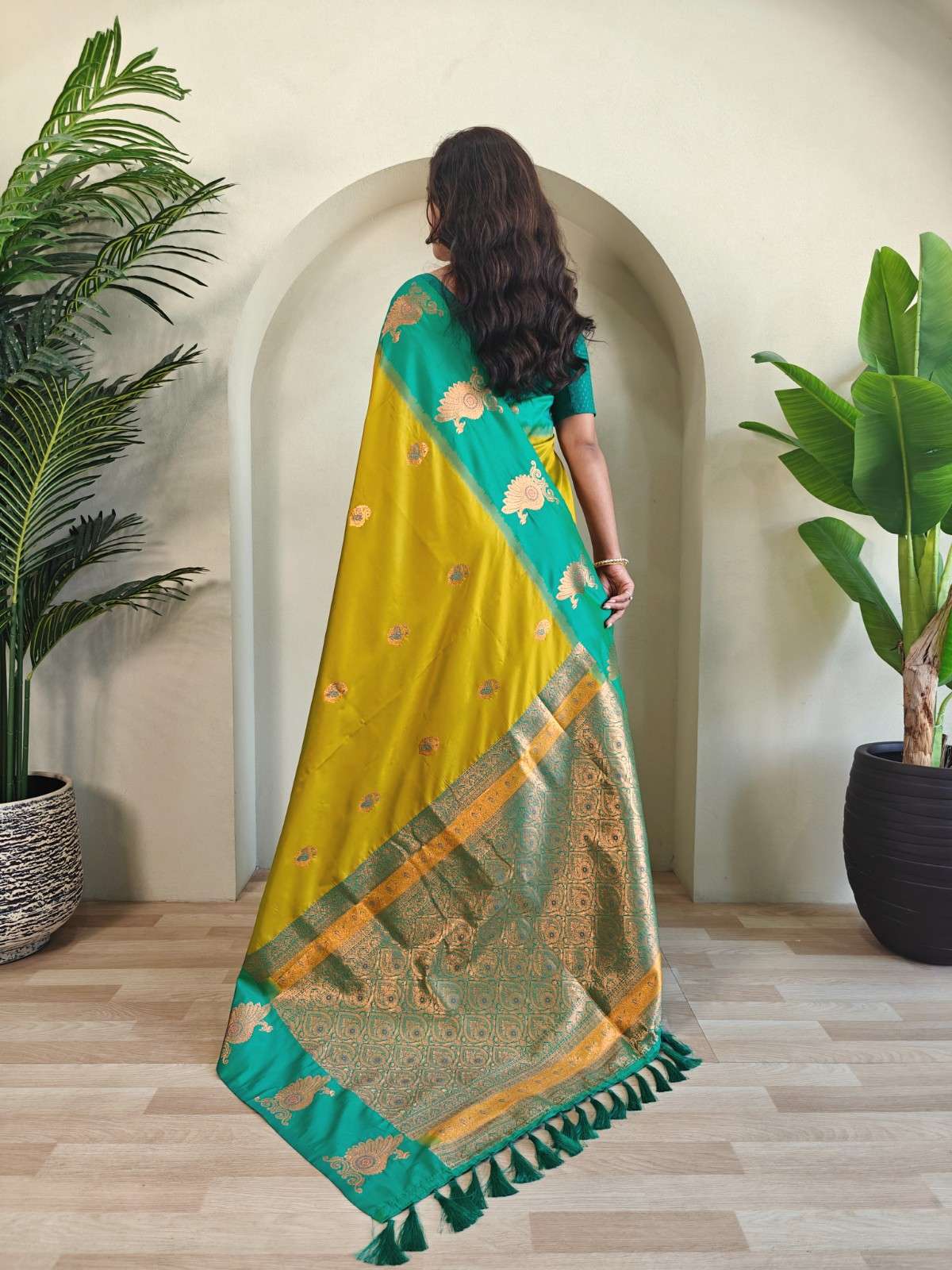 Premium Dual-Tone Silk Saree With Vibrant Contrast Pallu