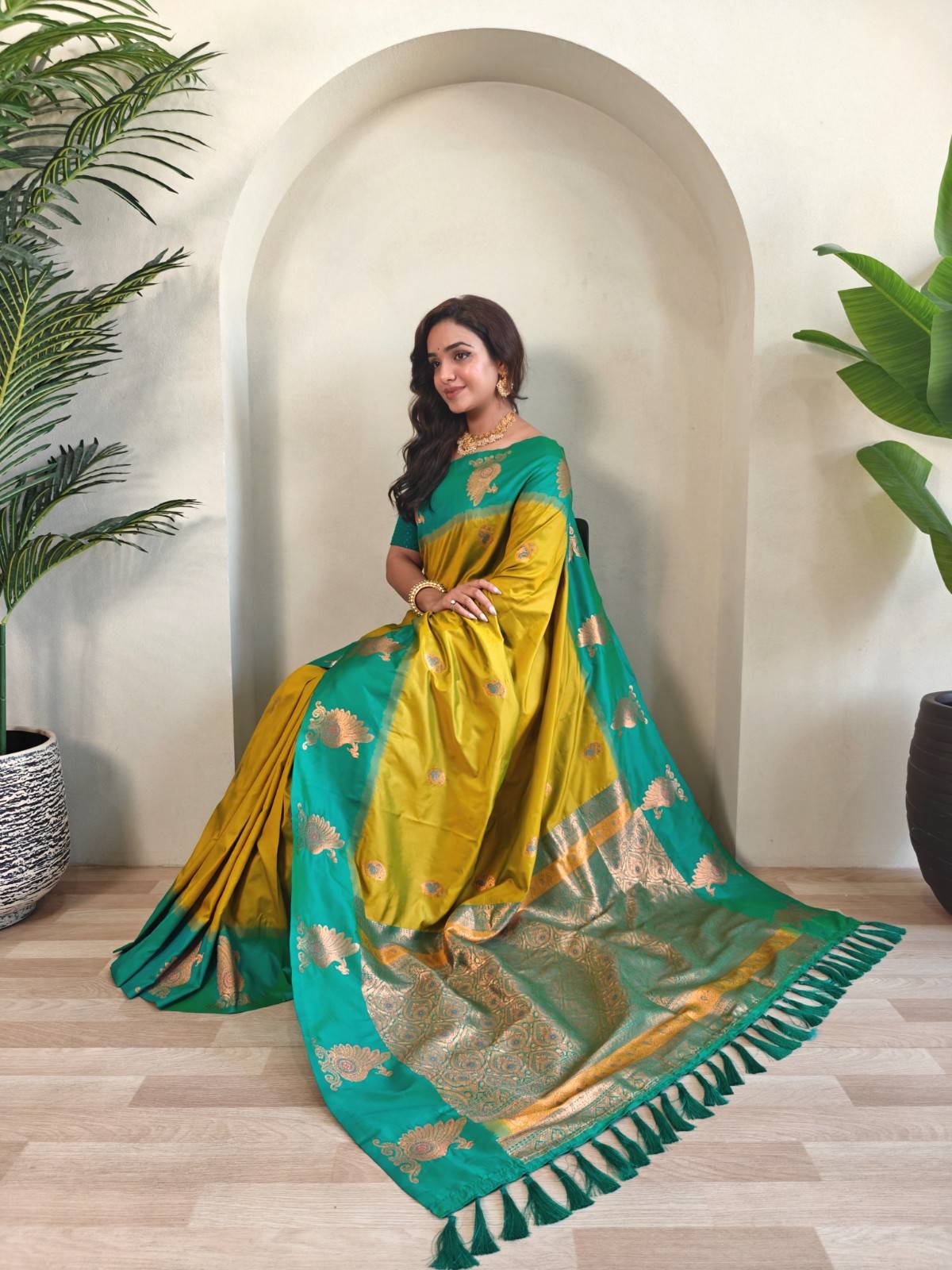 Premium Dual-Tone Silk Saree With Vibrant Contrast Pallu