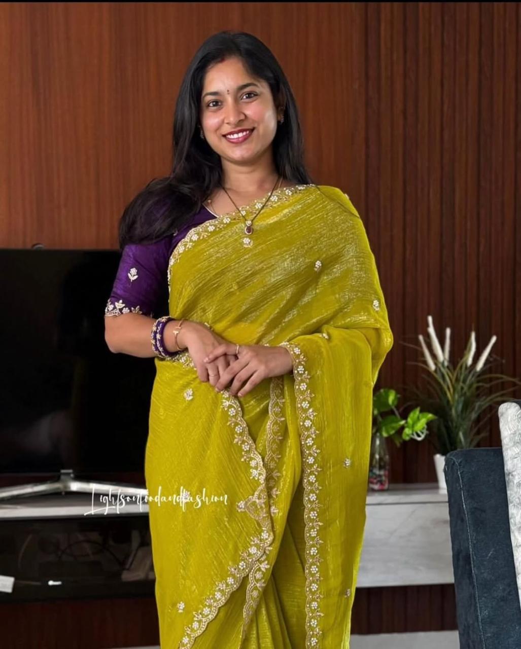 Crunchy Silk Saree with Embroidered Scalloped Border