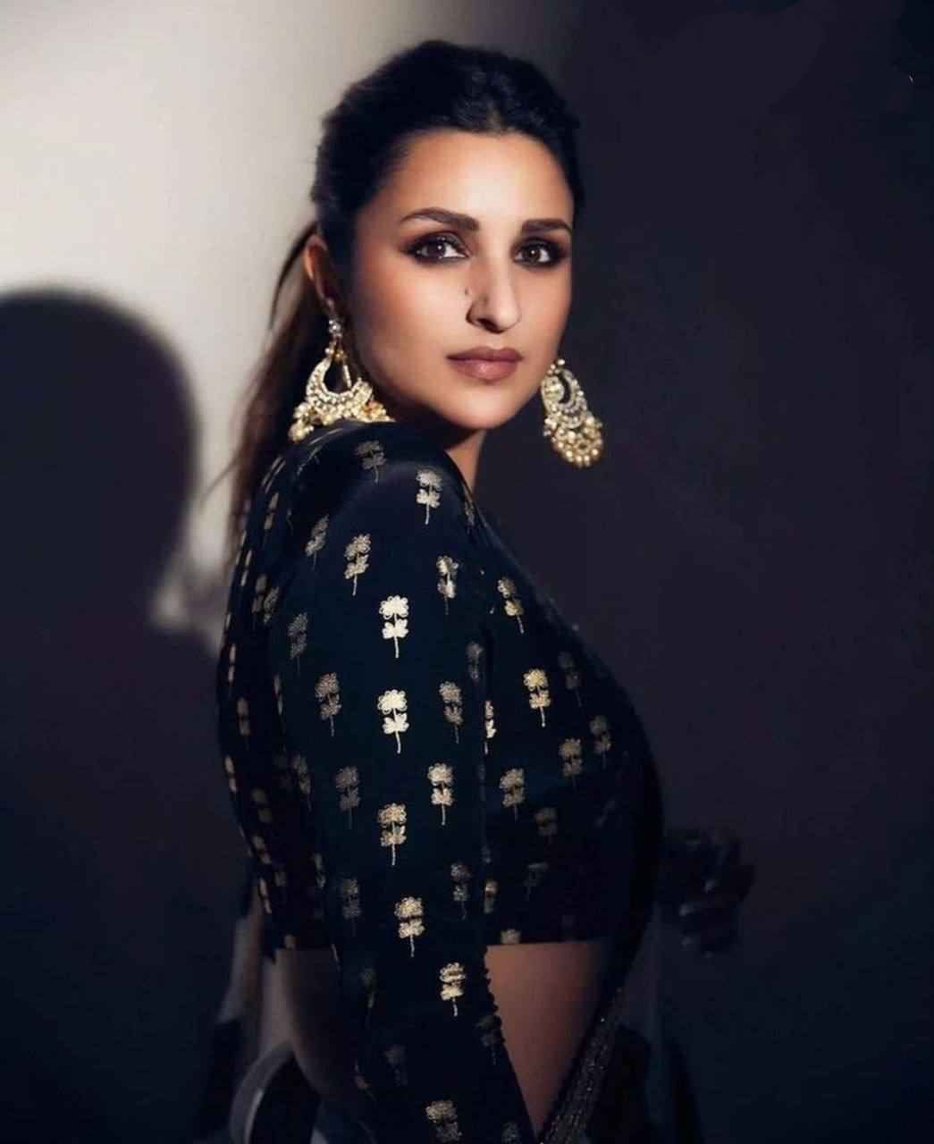 Designer Black & White Striped Georgette Saree with Embroidery – Celebrity Style Party Wear